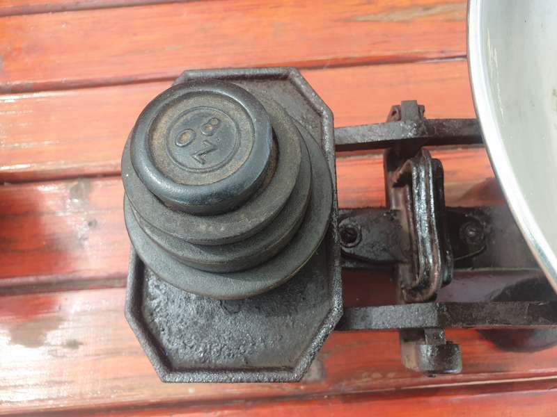 VINTAGE CAST IRON BALANCE SCALE WITH WEIGHT
