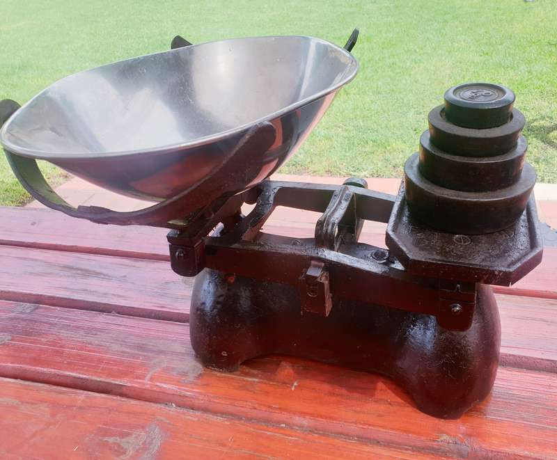 VINTAGE CAST IRON BALANCE SCALE WITH WEIGHT