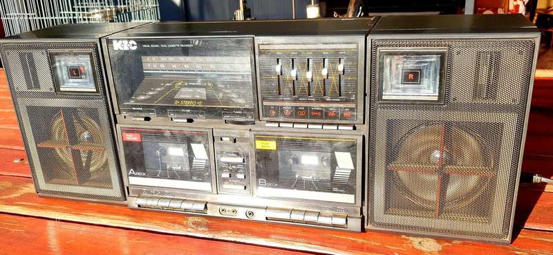 LARGE VINTAGE KIC MUSIC CENTRE MADE IN KOREA RADIO FM AND AM 12V/220V