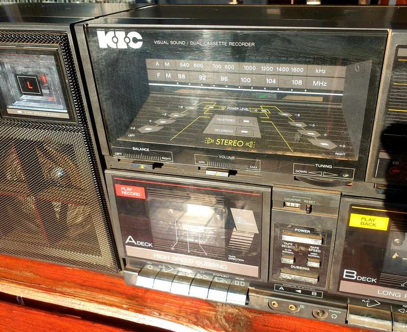 LARGE VINTAGE KIC MUSIC CENTRE MADE IN KOREA RADIO FM AND AM 12V/220V