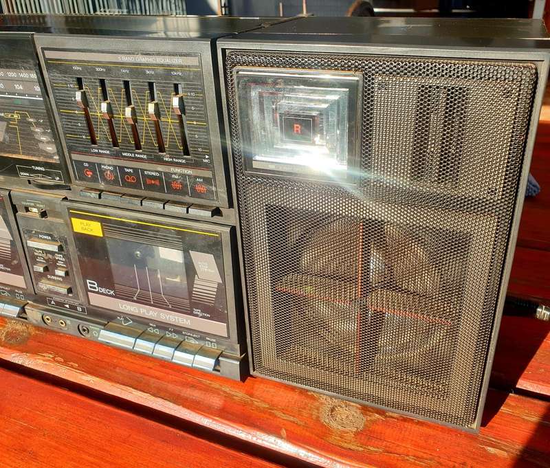 LARGE VINTAGE KIC MUSIC CENTRE MADE IN KOREA RADIO FM AND AM 12V/220V
