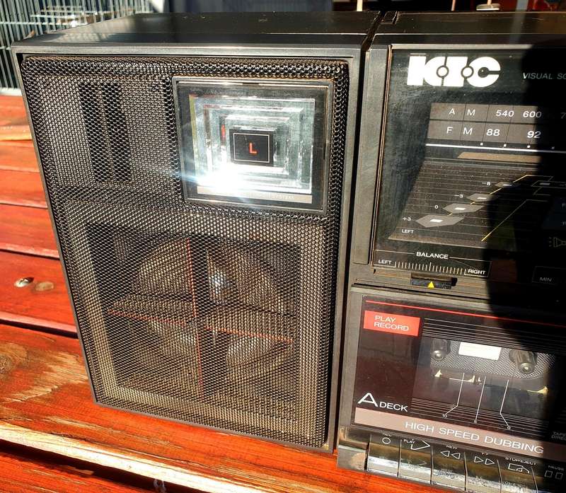 LARGE VINTAGE KIC MUSIC CENTRE MADE IN KOREA RADIO FM AND AM 12V/220V