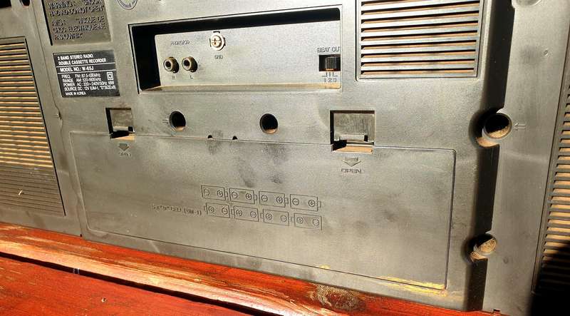 LARGE VINTAGE KIC MUSIC CENTRE MADE IN KOREA RADIO FM AND AM 12V/220V