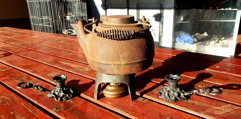 LARGE OLD +- HALF GALLON CAST IRON KETTLE SET 1/2 GAL.