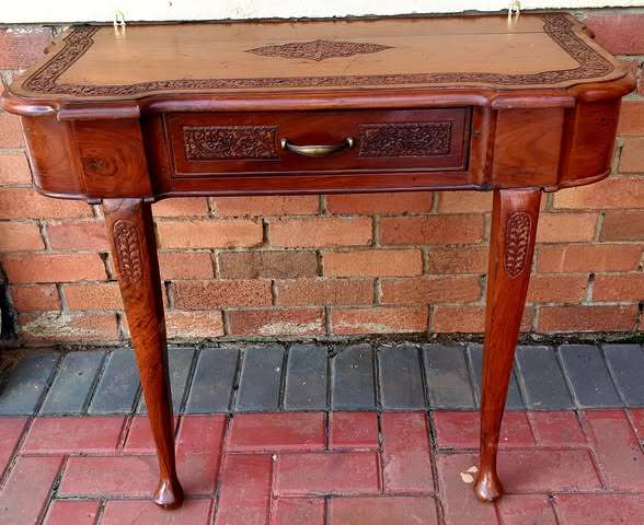 HAND CARVED WALL MOUNT SERVER 900 X 450 MM