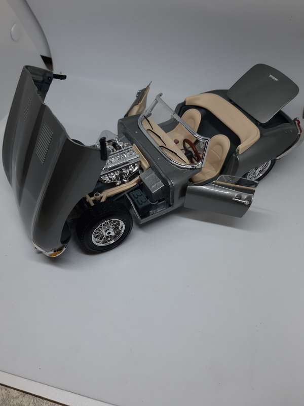 BURAGO 1961 JAGUAR "E" CABRIOLET 1/18 SCALE