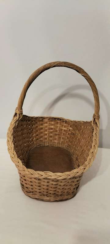 A Quality Vintage Picnic Basket in Good Condition.