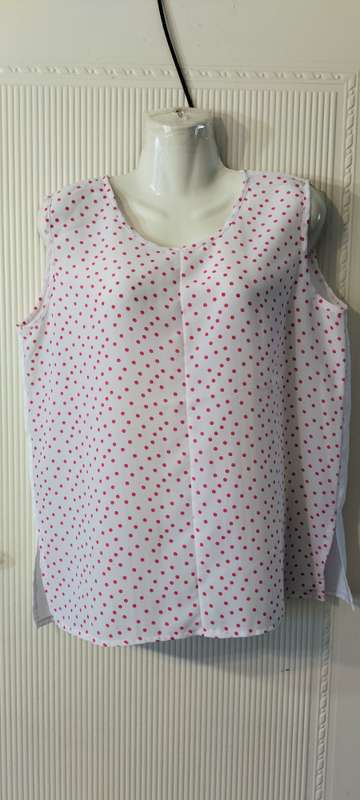 Beautiful Ladies Sleeveless Top - M - No Name (Nr7)