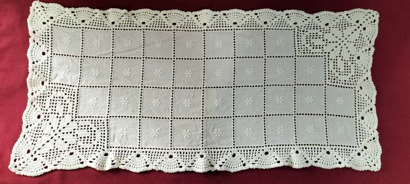 A Magnificent Crochet/Linen Rectangular Table Runner (Nr4)
