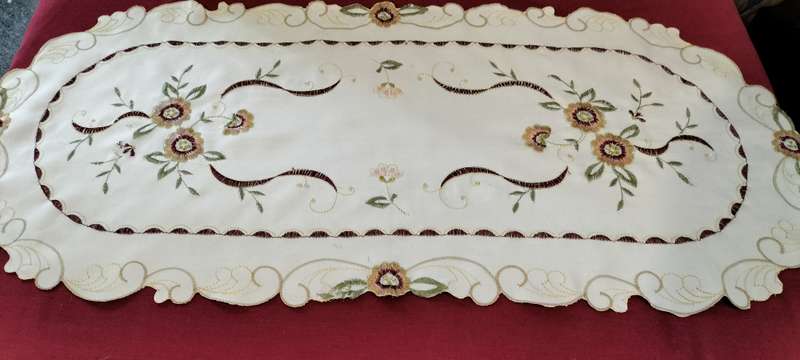 A Beautiful Vintage Embroidered Table Cloths/runner. (nr26)