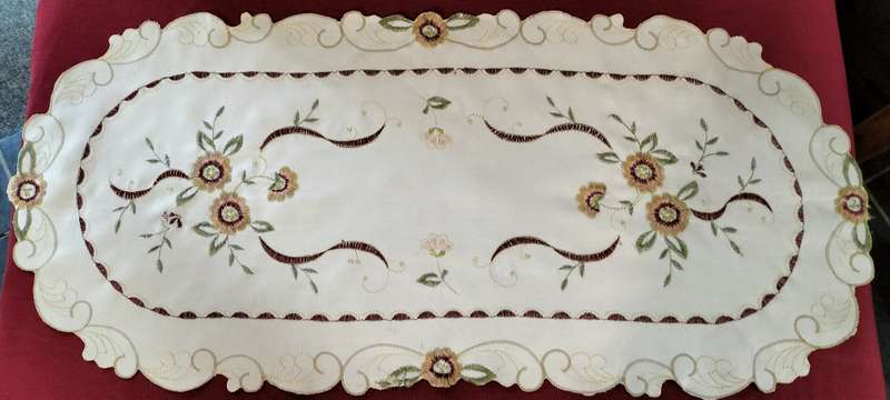 A Beautiful Vintage Embroidered Table Cloths/runner. (nr26)