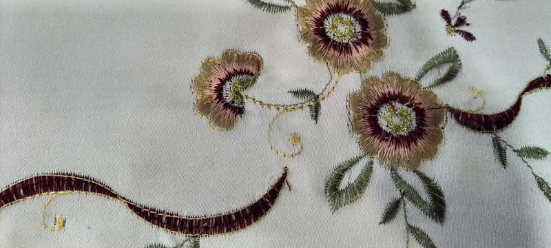 A Beautiful Vintage Embroidered Table Cloths/runner. (nr26)