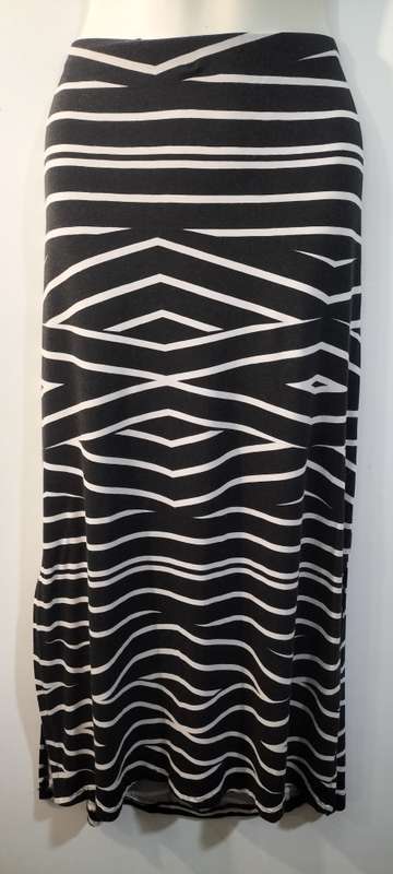 A Stunning Insync Long Ladies Skirt. (Nr1) 34.