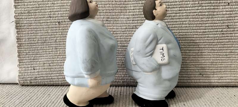 A Magnificent Pair of Rare L'aquilone '87 New York Figurines - Delicate Matt Porcelain