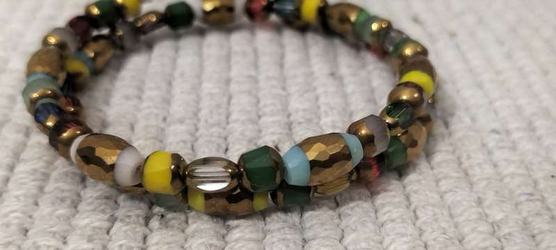 2 Ring Memory Faceted Crystal with Gold Tone Bracelet. (Nr2)