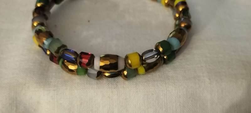 2 Ring Memory Faceted Crystal with Gold Tone Bracelet. (Nr2)