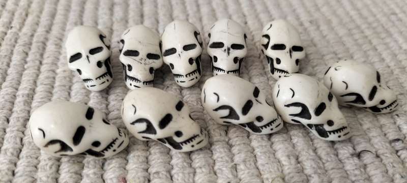 A Collection of 10 White and Black Acrylic Skull Beads. (B1)