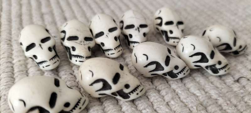 A Collection of 10 White and Black Acrylic Skull Beads. (B1)