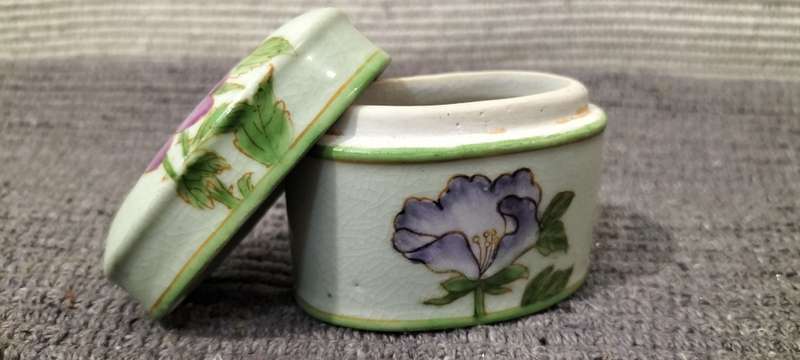 Stunning Circa 1990 Glazed Ceramic Lidded Trinket/Pill Holder (Nr1)