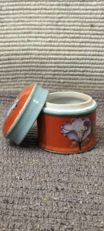Stunning Circa 1990 Glazed Ceramic Lidded Trinket/Pill Holder (Nr2)