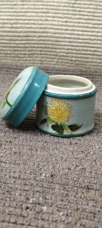 Stunning Circa 1990 Glazed Ceramic Lidded Trinket/Pill Holder (Nr4)