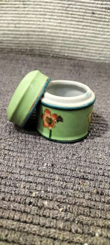 Stunning Circa 1990 Glazed Ceramic Lidded Trinket/Pill Holder (Nr5)