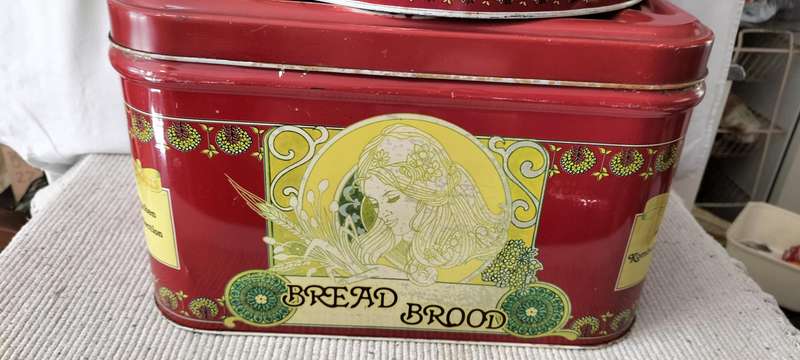 A Magnificent Very Rare 8 Pieces Vintage Circa 1970 Bradlows Kitchen Collection Tin Storage Set.
