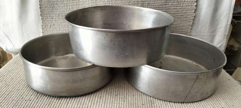 A Set of 3 Vintage Aluminium Cake Baking Tins