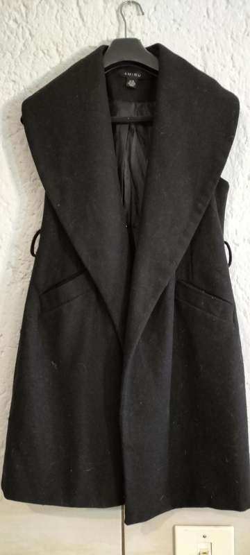 A Magnificent Amisu Ladies Sleeveless Coat. 36/6 (Nr75)