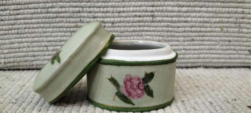 Stunning Circa 1990 Glazed Ceramic Lidded Trinket/Pill Holder (Nr1)