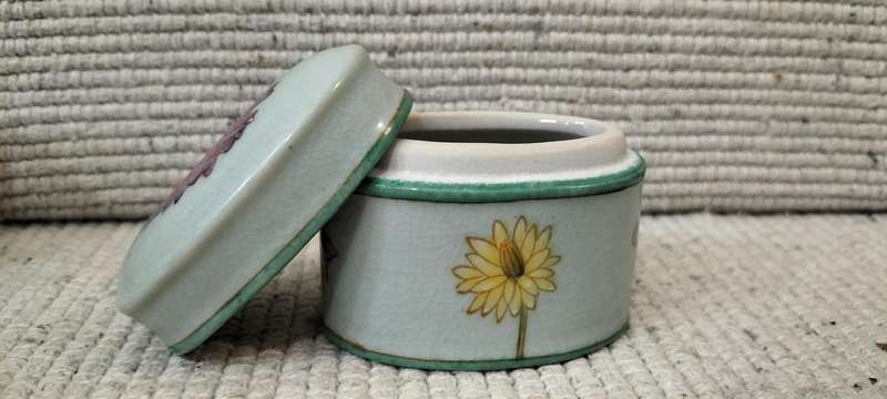 Stunning Circa 1990 Glazed Ceramic Lidded Trinket/Pill Holder (Nr2)