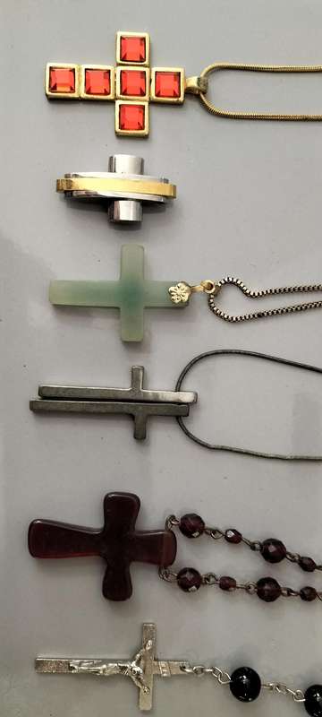 A Set of 6 Cross Pendants with Chains. Various materials. (nr5)