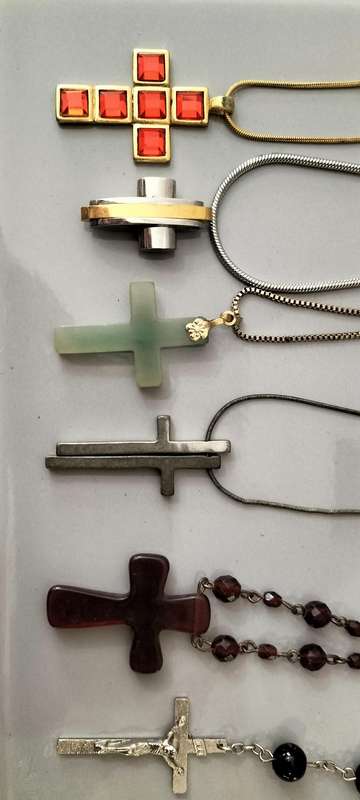 A Set of 6 Cross Pendants with Chains. Various materials. (nr5)