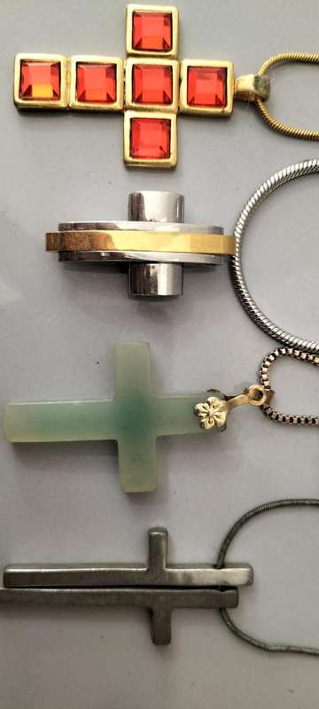 A Set of 6 Cross Pendants with Chains. Various materials. (nr5)