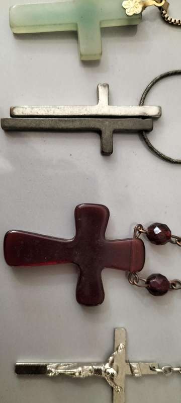 A Set of 6 Cross Pendants with Chains. Various materials. (nr5)