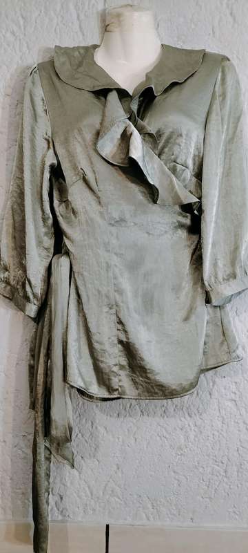 Magnificent Daniel Hechter Fold Over Ladies Long Sleeve Top. 38 (Nr49)