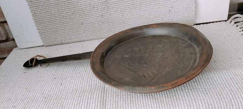 Beautiful Brass/Copper Lacquered Wall Plate. (nr4)