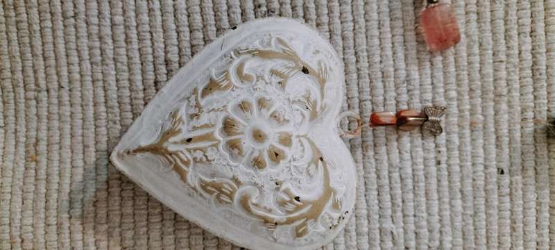 Stunning Aged Look Painted Metal Heart Garden Decoration