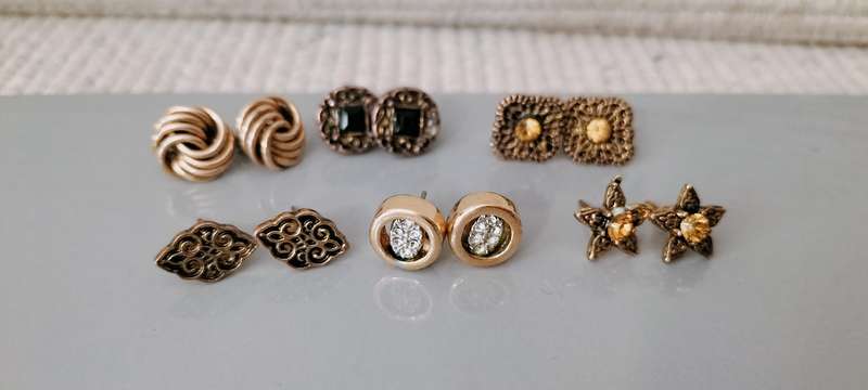 6 Pairs of Gold Tone Fashion Ear Rings. 10mm. (Nr57)