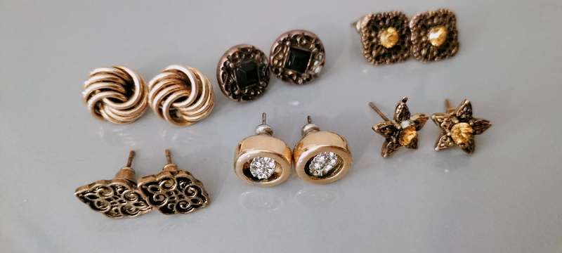 6 Pairs of Gold Tone Fashion Ear Rings. 10mm. (Nr57)