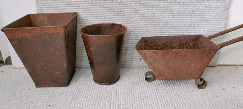 Set of 3 Rusted Finish Metal Planters