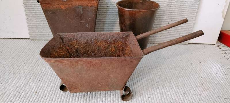 Set of 3 Rusted Finish Metal Planters