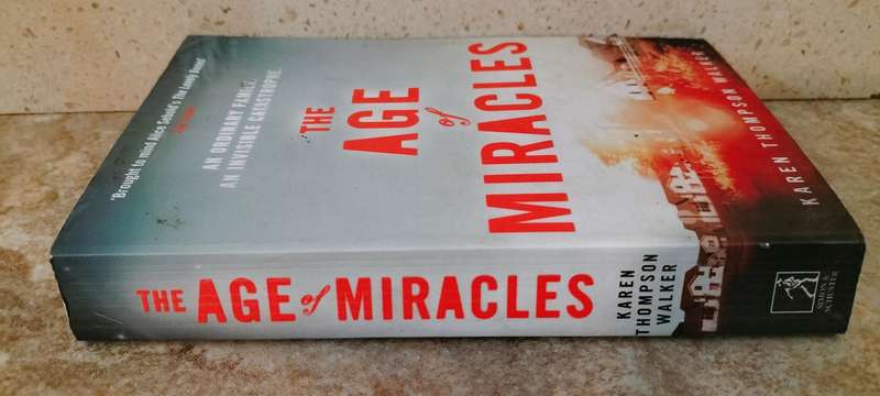 The Age of Miracles - Karen Thompson Walker. Soft Cover - 2013