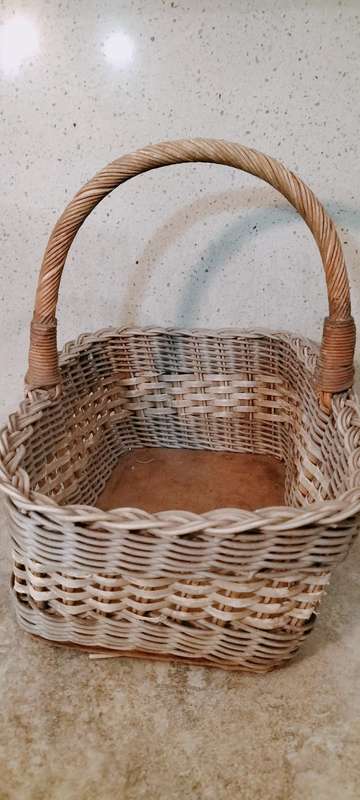 Superb Cane/Rattan Picnic Basket.