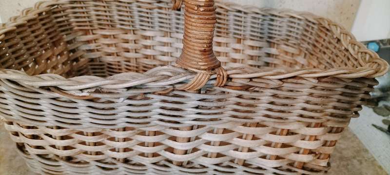 Superb Cane/Rattan Picnic Basket.