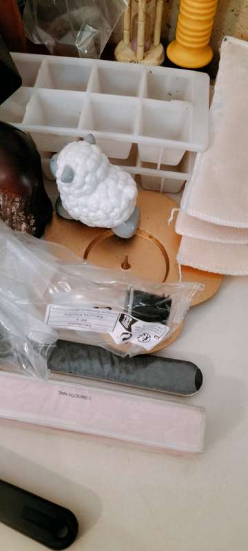 A Collection of +- 30 Usable Odds and Ends. See Photos For Items