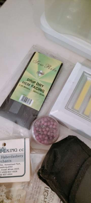 A Collection of +- 30 Usable Odds and Ends. See Photos For Items