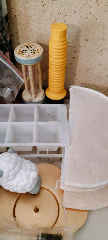 A Collection of +- 30 Usable Odds and Ends. See Photos For Items