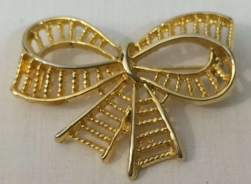Magnificent Circa 1970 Gerrys Gold Tone Fenestrated Ribbon Bow Collectors Brooch (Nr4)