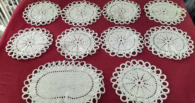 A Superb Set of 10 Crochet Place Mats/Doilies. (nr22)